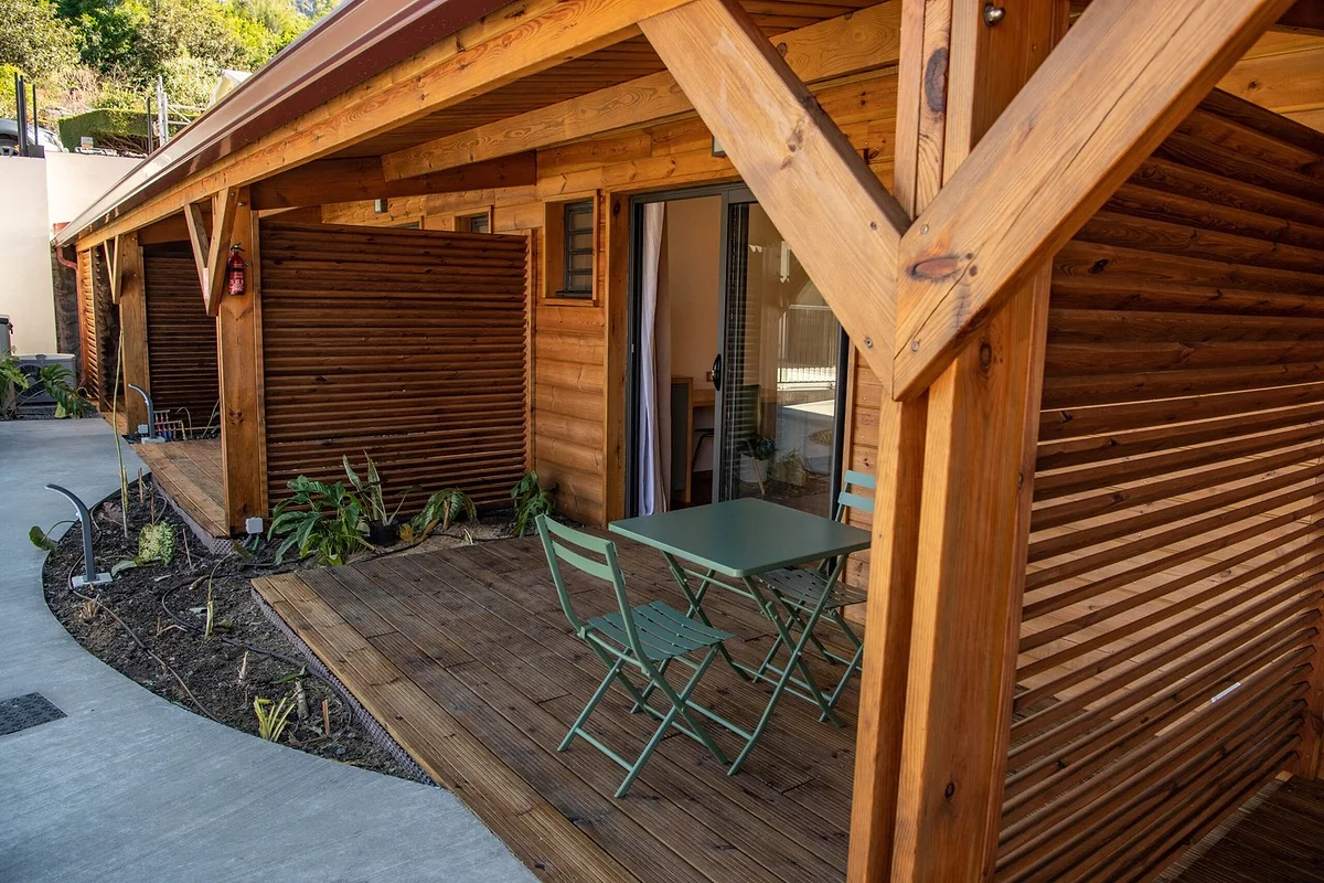 Les lodges en bois du Mahaveli, leurs terrasses et le jardin planté