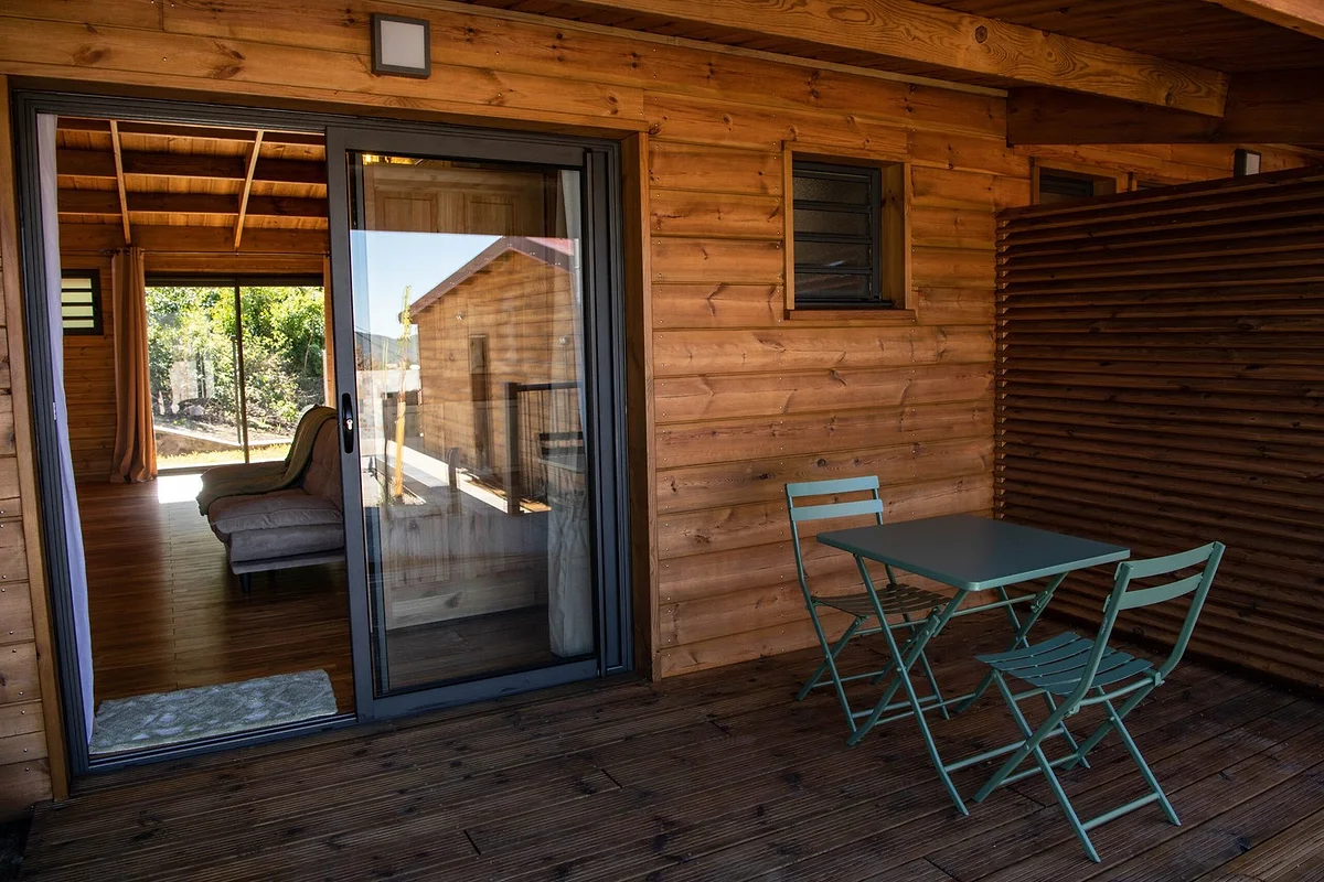 Un lodge en bois et sa terrasse au petit matin