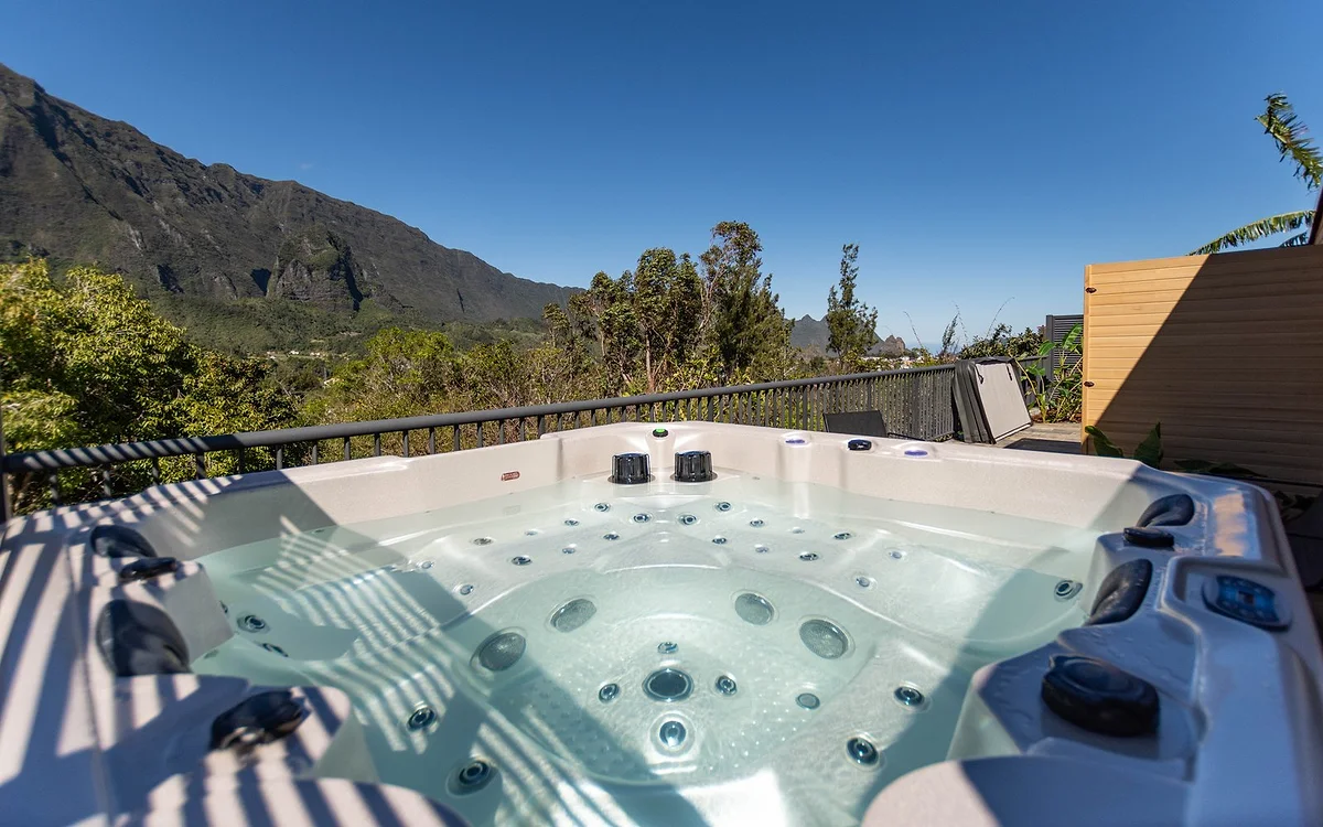 Le jacuzzi du Mahaveli face aux remparts de Cilaos, sous le ciel bleu
