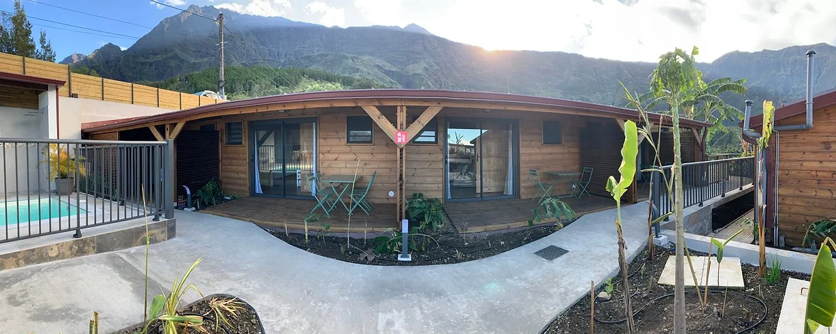 Les lodges du Mahaveli autour de la cour, la piscine et les montagnes