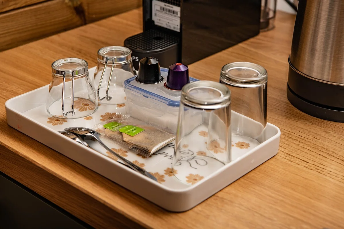 Le plateau d'accueil avec les verres et les dosettes de café