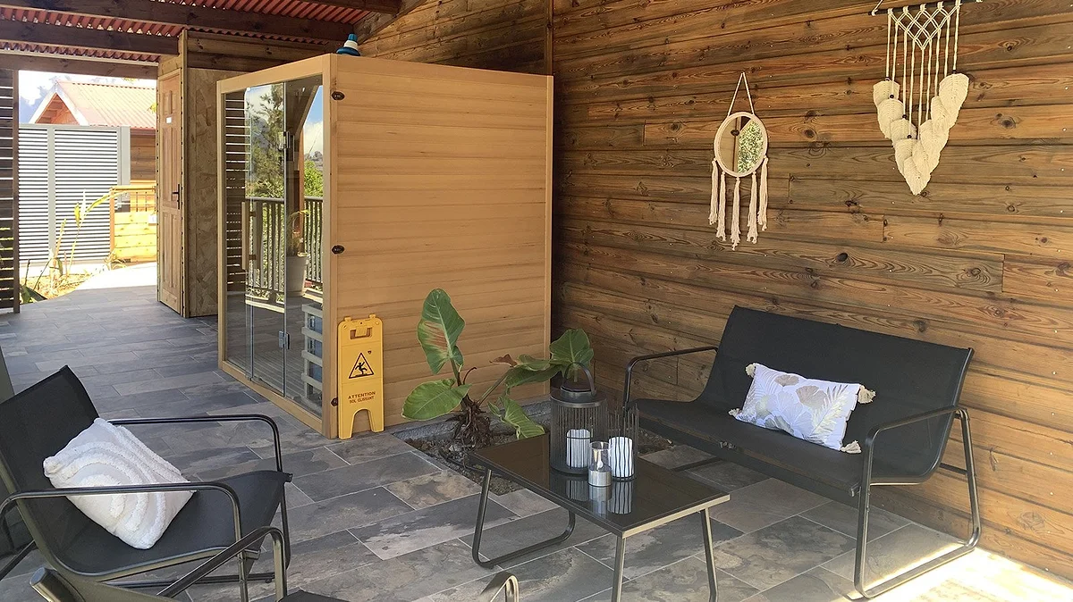 Le coin détente avec ses fauteuils, sa table basse et le mur en bois